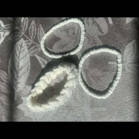 BEAUTIFUL white faux pearl and shell bracelets - Picture 3 of 4